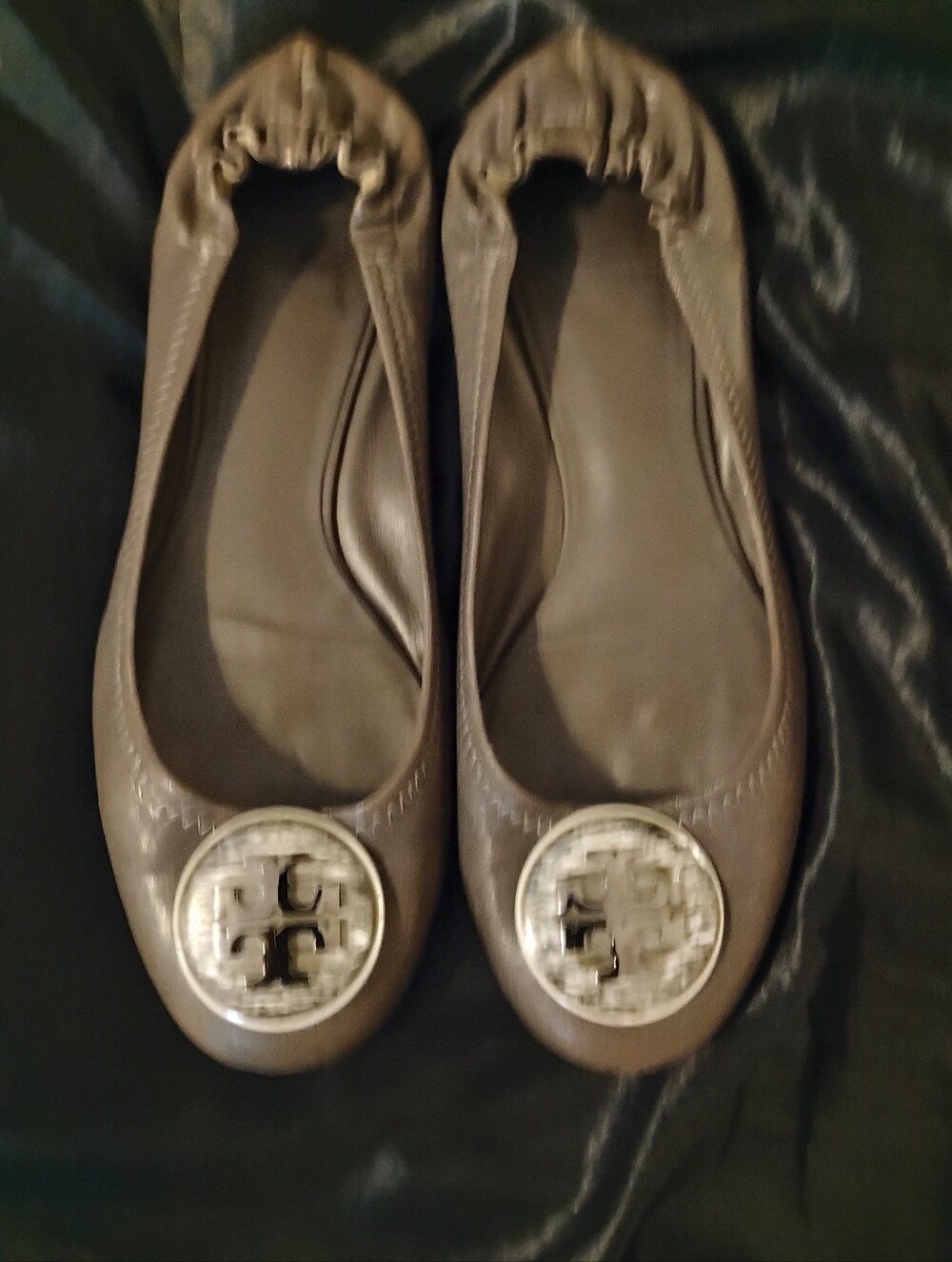 Women's Like New Grayish Beige Tory Burch Ballet Flats With Emblem U.S. Size 9 - Picture 6 of 6